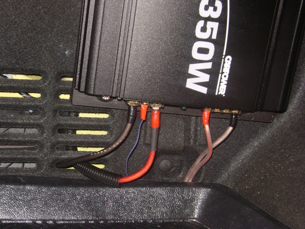 Detail zesilovače, zapojení kabelů